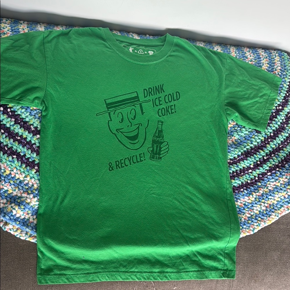 Men’s Drink Ice Cold Coke and Recycle T Shirt Size M